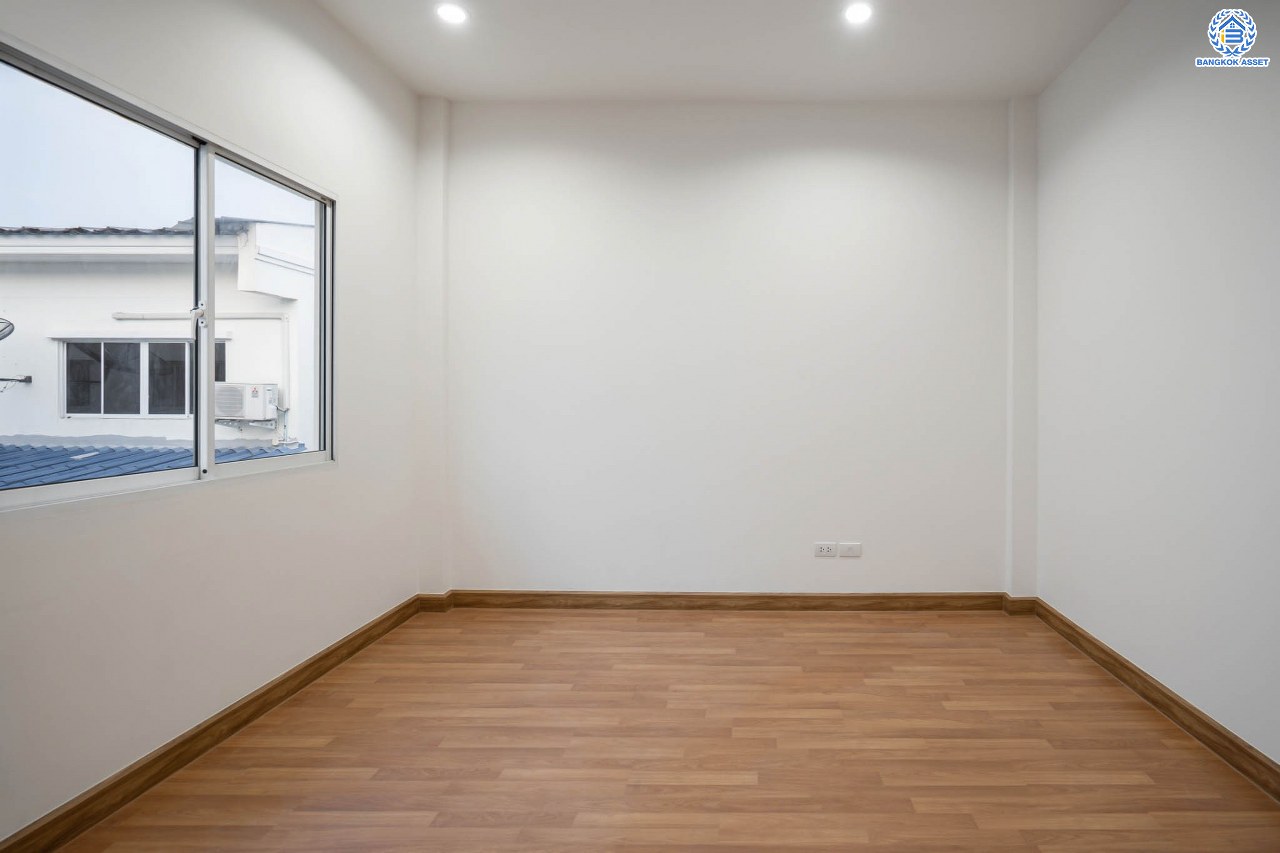 บ้านมือสองตกแต่งใหม่ ทาวน์โฮม 3 ชั้น โครงการ ปริญลักษณ์ เพชรเกษม69 พร้อมวิวสวนหน้าบ้าน บนเนื้อที่ 17.5 ตร.ว. ฟังก์ชัน 4 ห้องนอน 3 ห้องน้ำ จอดรถได้ 1 คัน รองรับทุกกิจกรรม บนทำเลเชื่อมต่อหลายเส้นทาง ใกล้จุดขึ้นทางด่วน "เพชรเกษม" และรถไฟฟ้าสายสีน้ำเงิน "สถานีหลักสอง"